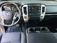 Consola central Nissan Titan 2017 con controles accesibles