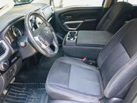 Volante y asientos delanteros en tela, diseño cómodo y funcional