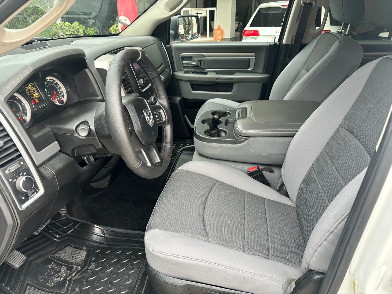 Volante y asientos delanteros en tela, diseño cómodo y funcional