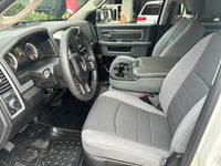 Volante y asientos delanteros en tela, diseño cómodo y funcional