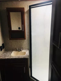 Baño completo con regadera dentro del remolque