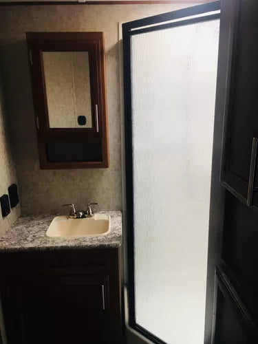 Baño completo con regadera dentro del remolque