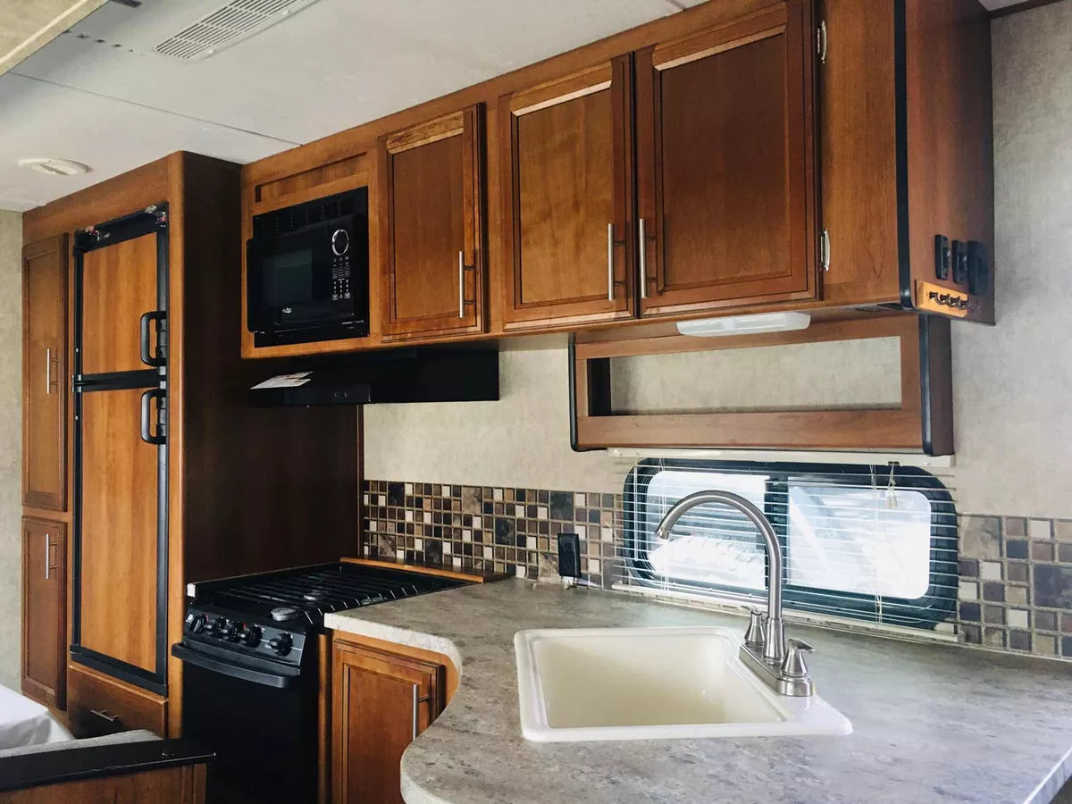 Cocina completa con refrigerador, estufa, horno y microondas