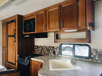 Cocina completa con refrigerador, estufa, horno y microondas