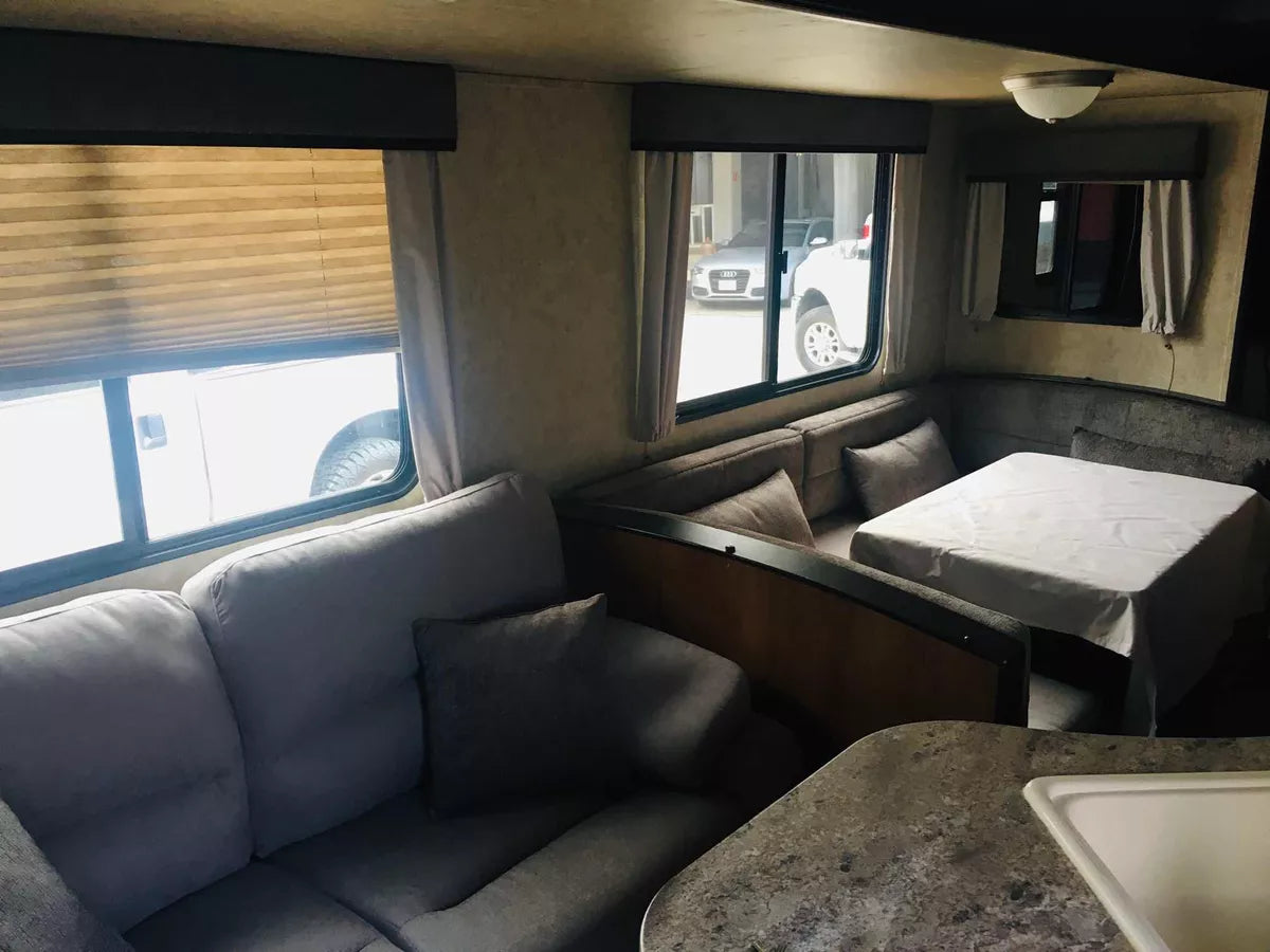 Comedor del remolque Lifestyle 2015 con acabados de lujo