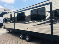 Extensión lateral del remolque con espacio adicional interior