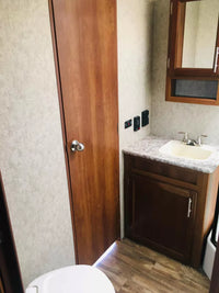 Interior del remolque con acabados de lujo en madera sólida