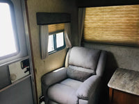 Sala con sofá cama y sillones reclinables dentro del remolque Lifestyle 2015