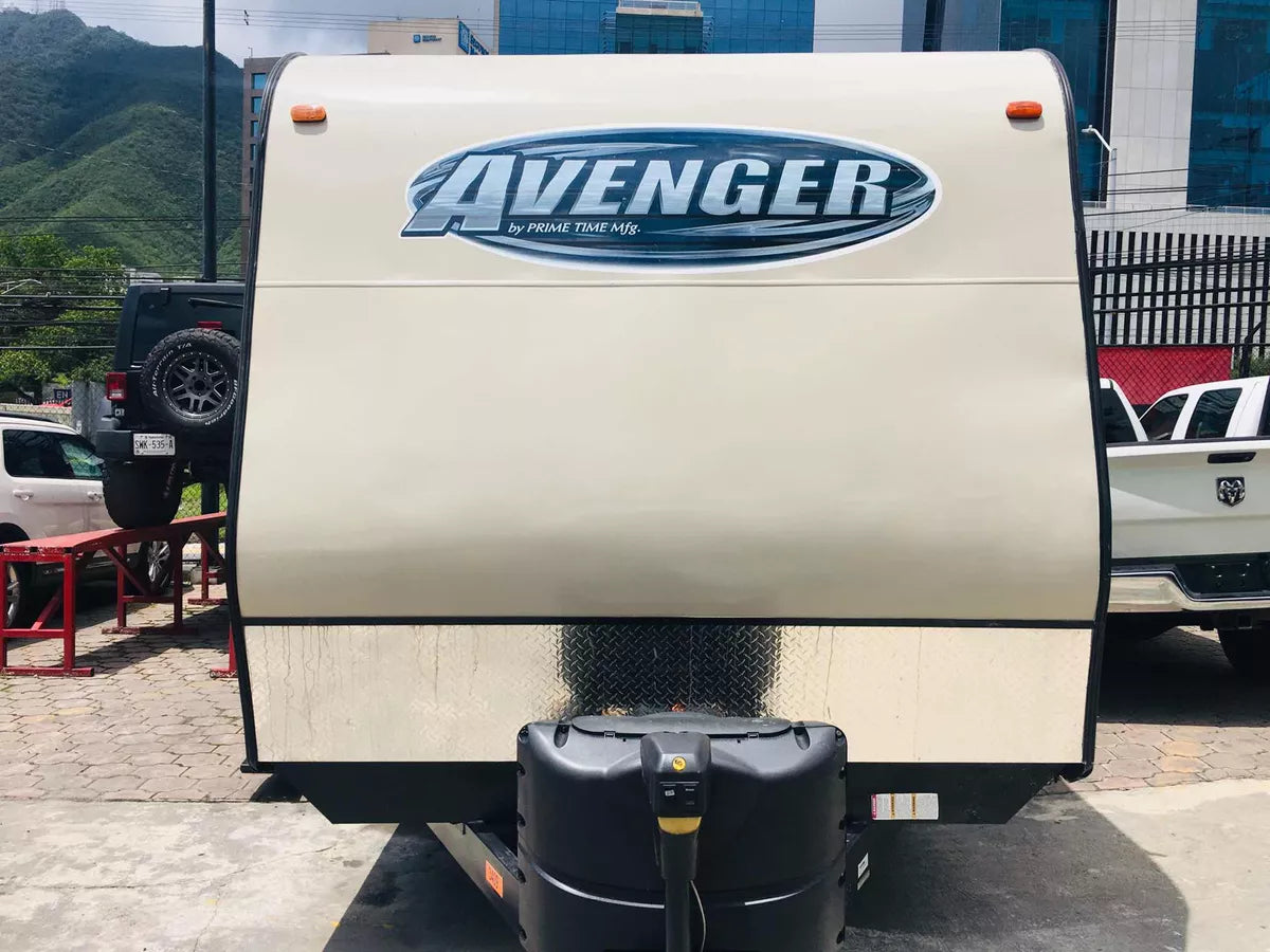 Vista frontal del remolque Lifestyle Quinta Rueda 2015