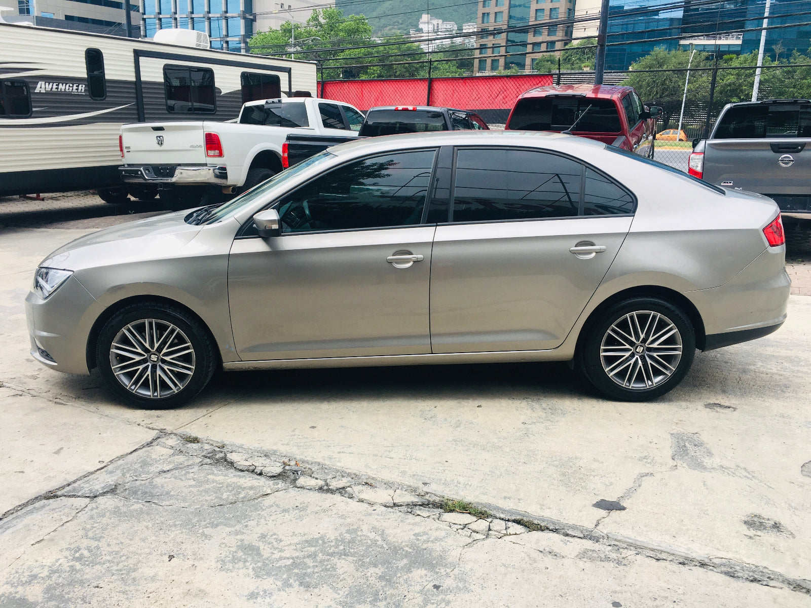 Vista lateral Seat Toledo 2016