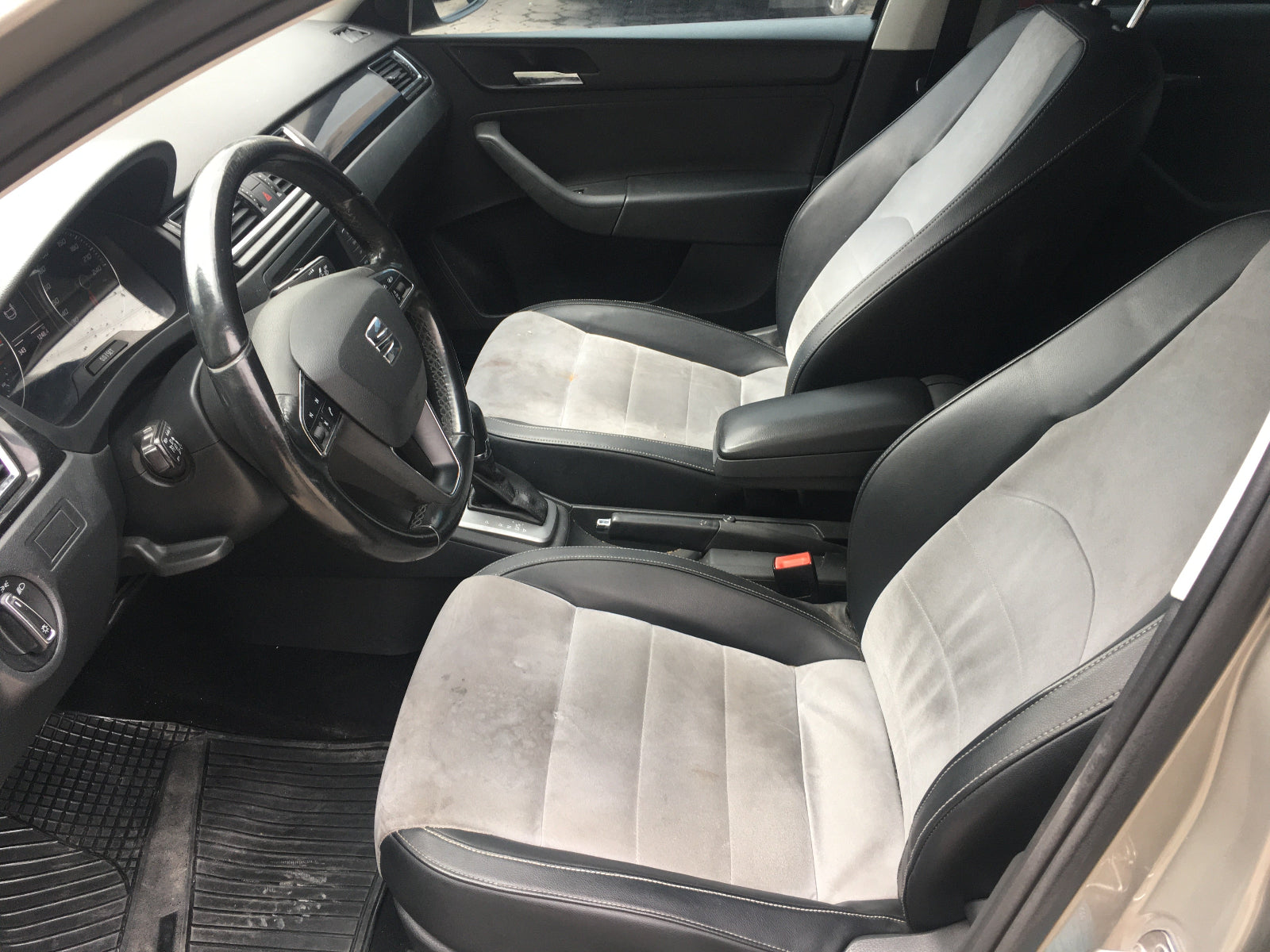 Volante y asientos delanteros en piel con gamuza Seat Toledo 2016