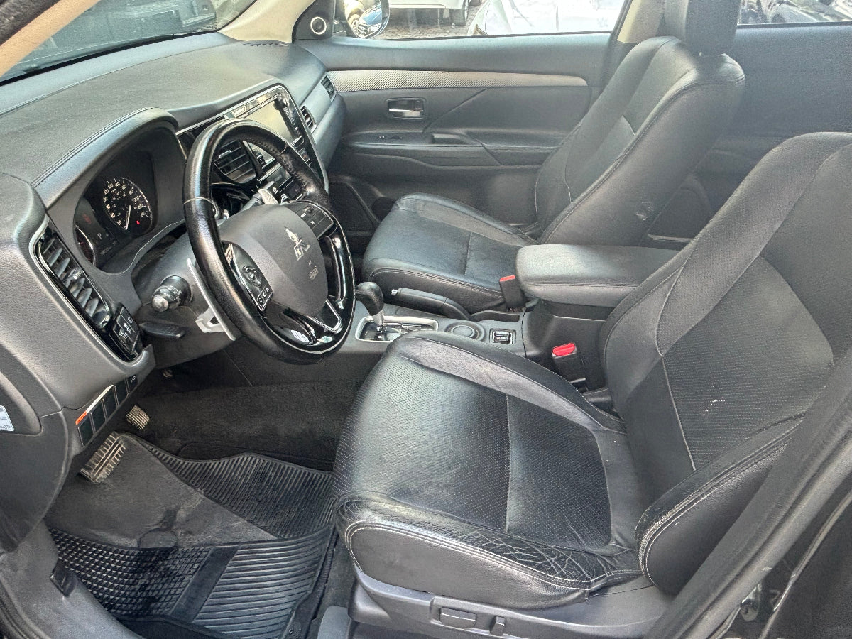 Volante y asientos delanteros en piel, diseño cómodo y funcional