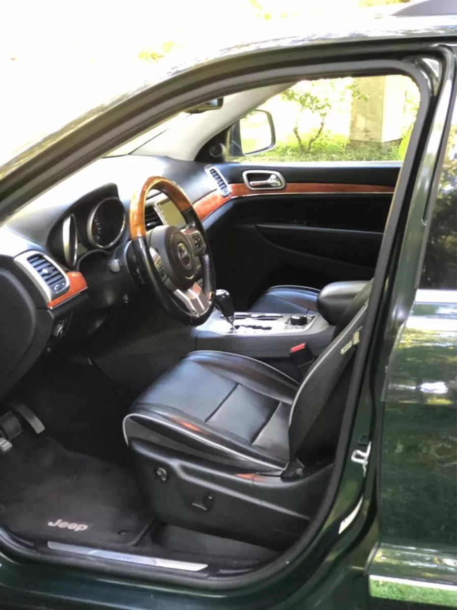 Volante y asientos delanteros en piel, diseño cómodo y funcional