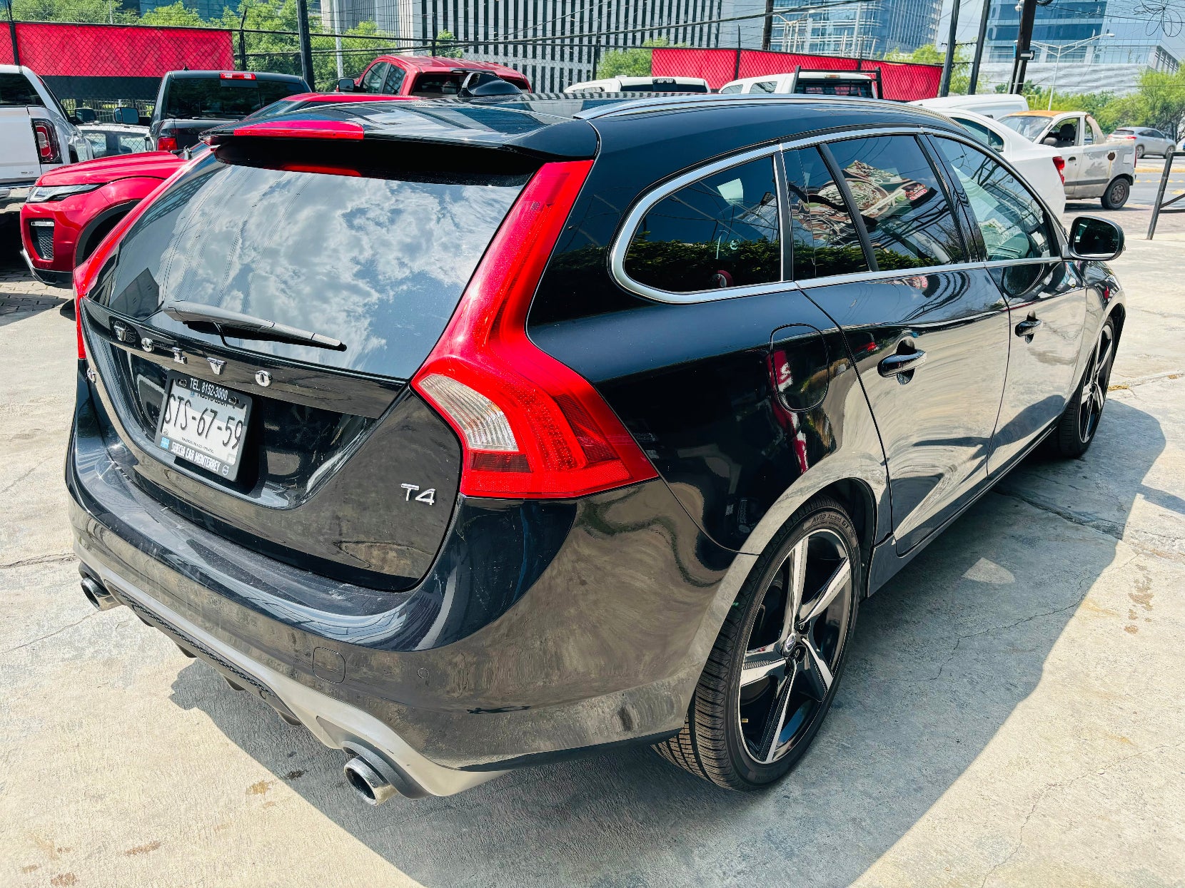 Vista lateral deportiva Volvo V60 R-Design 2016