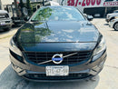 Parrilla frontal Volvo V60 R-Design 2016 con emblema