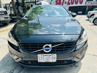 Parrilla frontal Volvo V60 R-Design 2016 con emblema