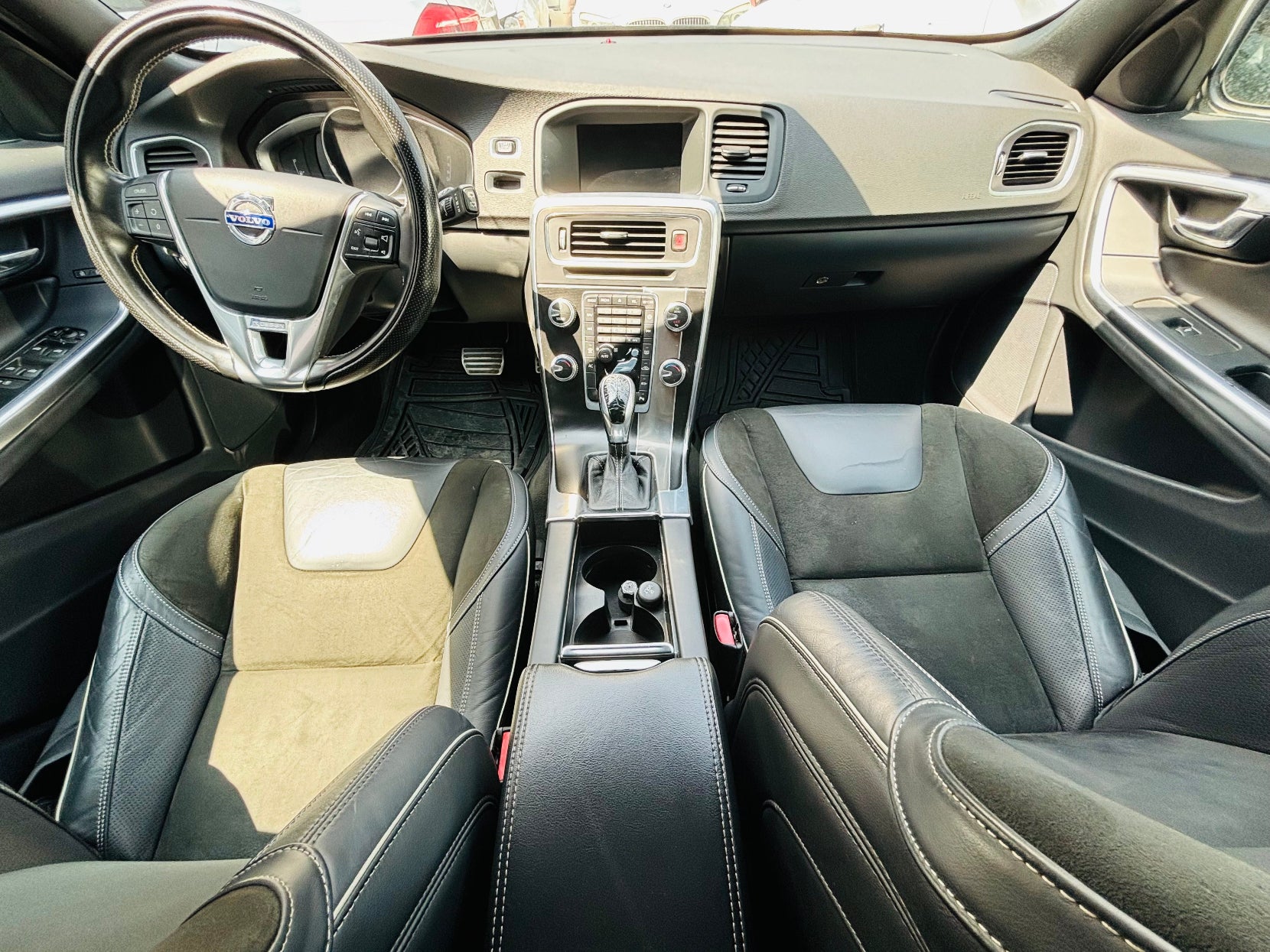 Volante y asientos delanteros en piel con gamuza, diseño deportivo
