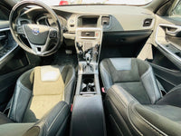 Volante y asientos delanteros en piel con gamuza, diseño deportivo
